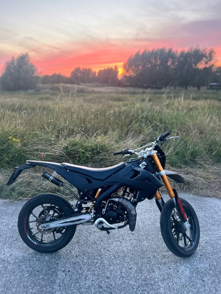 Rieju MRT SM 50 Pro Black Edition, Fietsen en Brommers, 6 versnellingen, Zo goed als nieuw, 50 cc, Ophalen