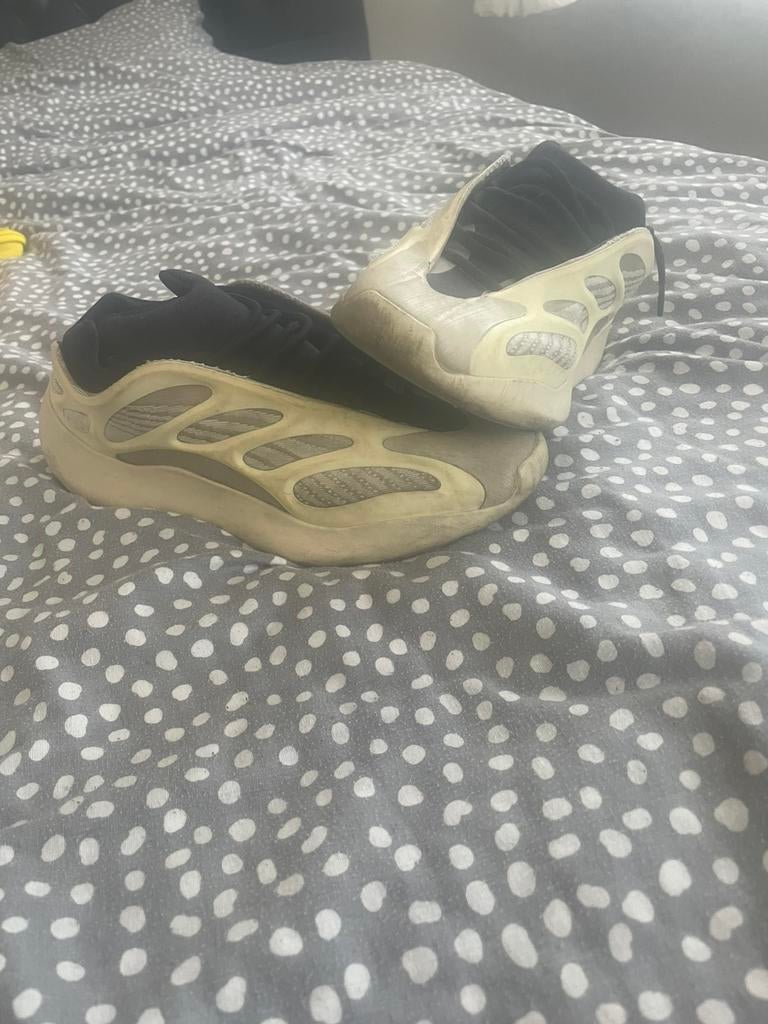 Yeezy 700, Envoi, Utilisé