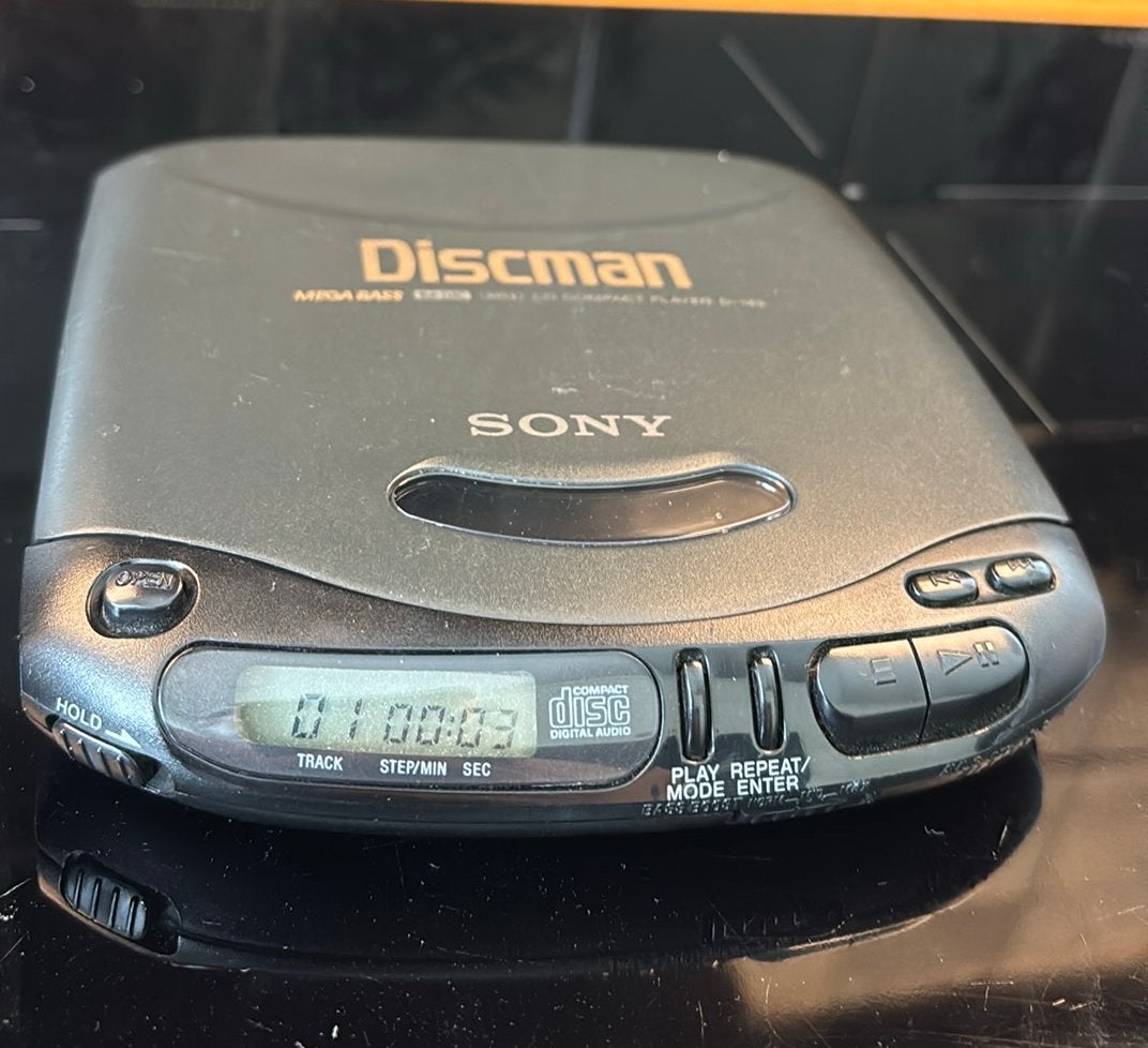 Sony Discman D-143 draagbare cd-speler — getest en werkend, Audio, Tv en Foto, Cd-spelers, Ophalen of Verzenden, Gebruikt