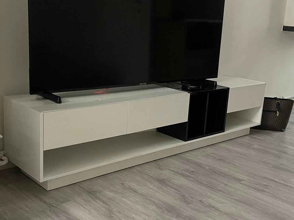 NIEUWE TV-STANDAARD, Ophalen, Zo goed als nieuw