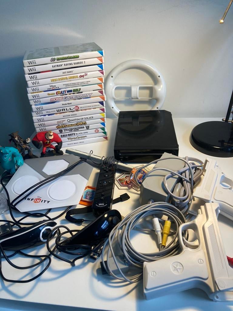 Grand pack Wii noir avec de nombreux jeux à vendre, Enlèvement ou Envoi, Comme neuf, Avec 1 manette, Avec jeux