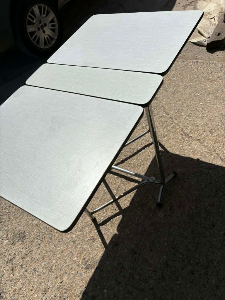 Table Formica, Enlèvement