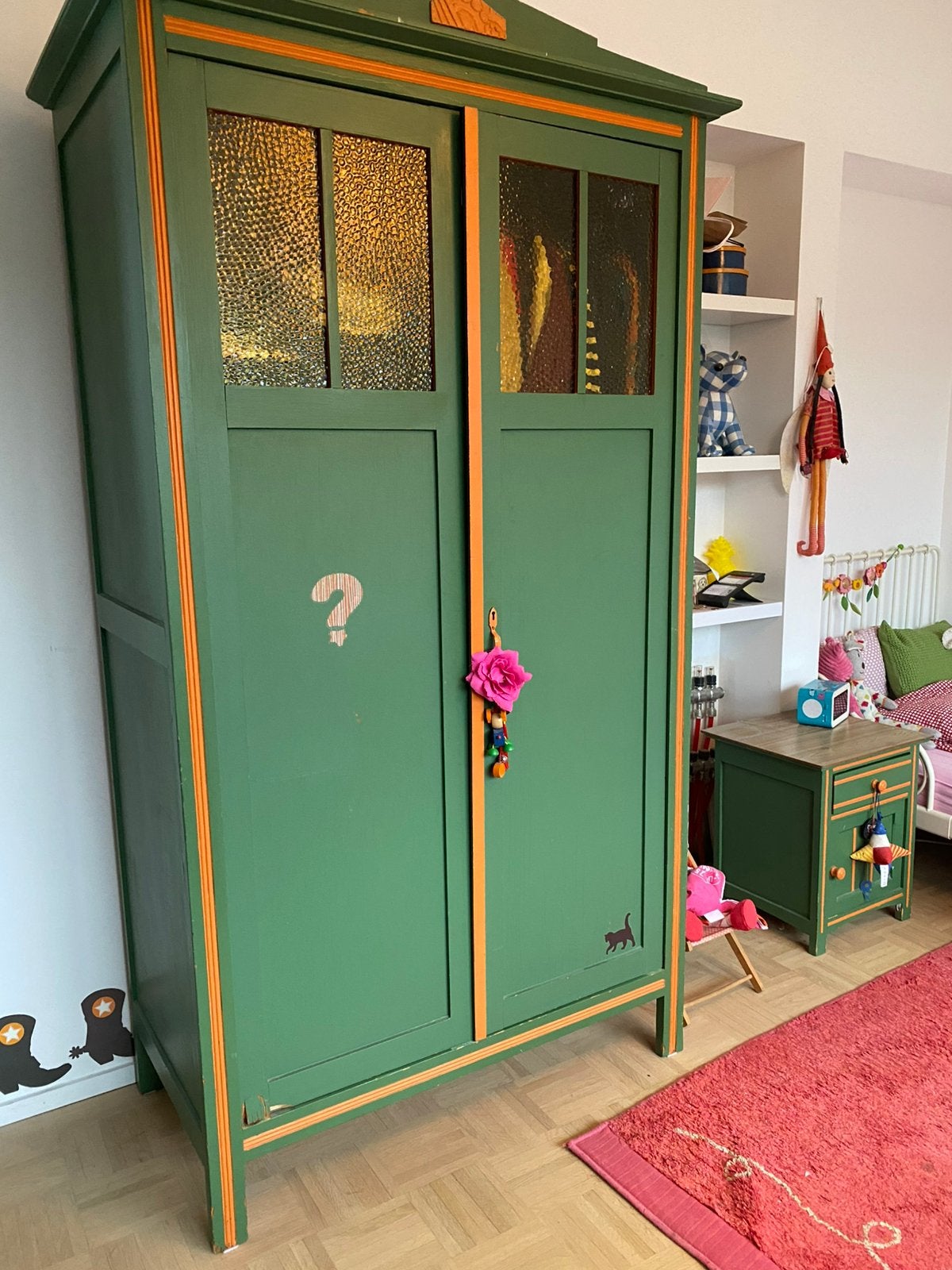 Kleerkast, nachtkastje en tafeltje - massief hout, Ophalen, Gebruikt
