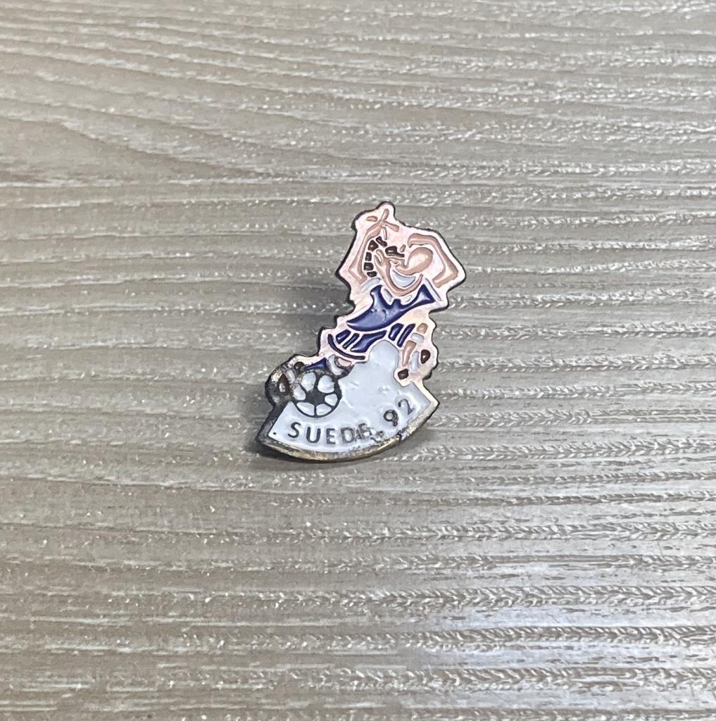 PIN - EK VOETBAL ZWEDEN 1992 - FOOTBALL, Verzamelen, Verzenden, Gebruikt, Sport, Speldje of Pin
