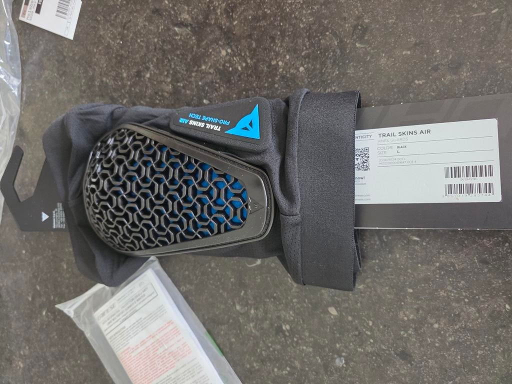 Dainese Knee Guards Trail Skins Air kniebescherming nieuw, Motos, Enlèvement ou Envoi, Neuf, avec ticket, Dainese