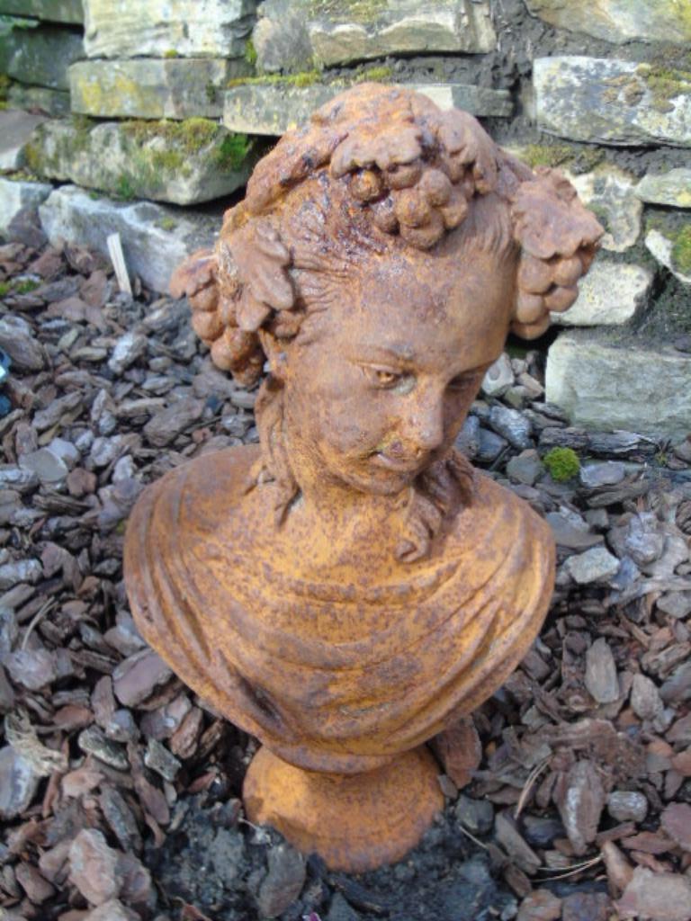 buste d une élégante au grappes de raisin en fonte, Jardin & Terrasse, Enlèvement, Neuf