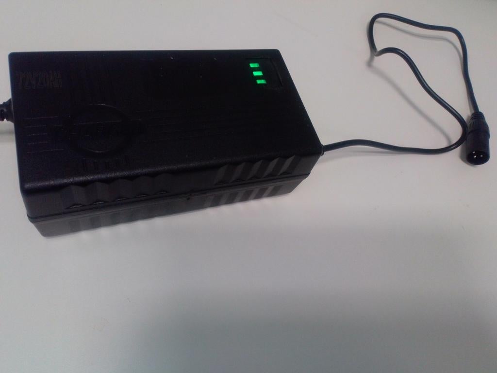 Batterij lader  72V - 84V  / 2A    3PIN connector los, Zo goed als nieuw