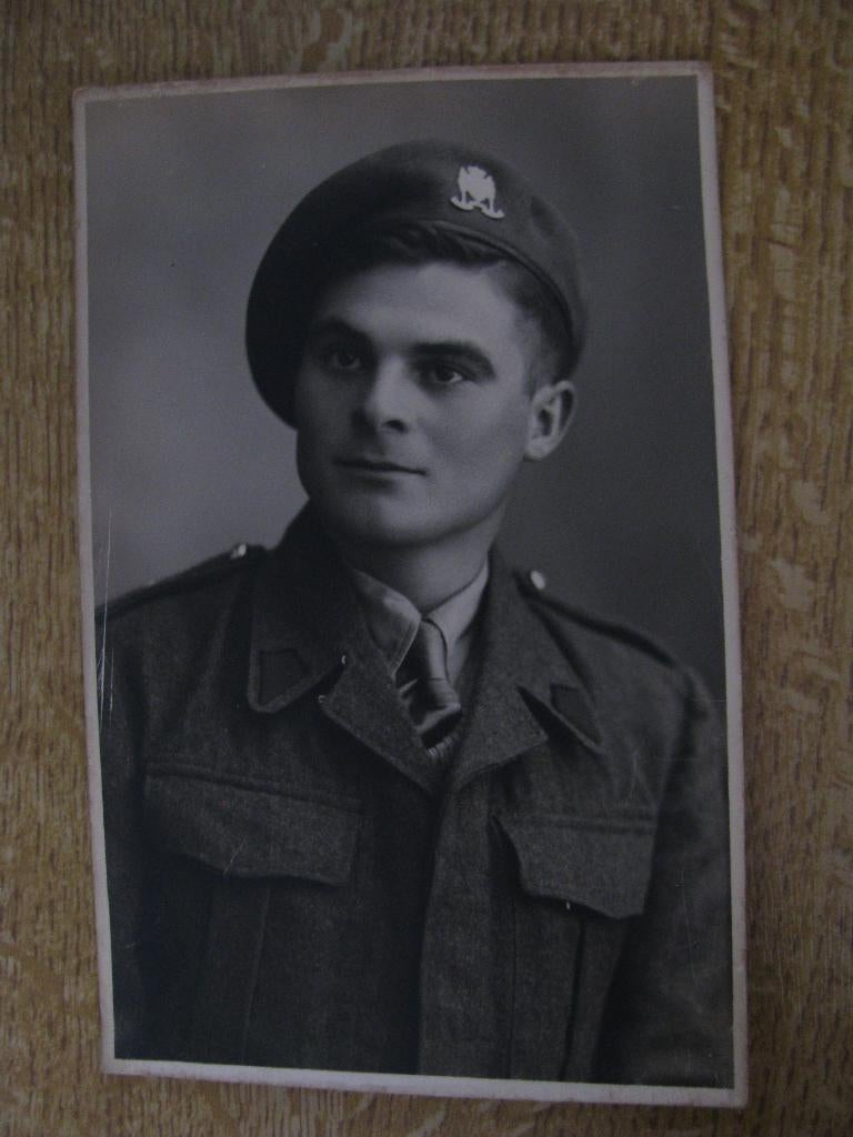 Photo de portrait militaire vintage 1951, Collections, Photos & Gravures, Enlèvement ou Envoi, Photo, Costume traditionnel, Comme neuf