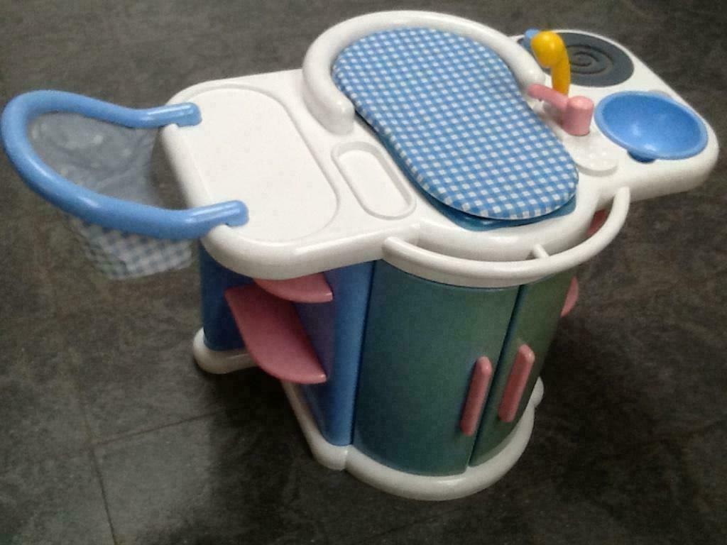 Poppenverzorgingstafel met bedje, stoeltje en keukentje, Enlèvement, Comme neuf, Baby Pop