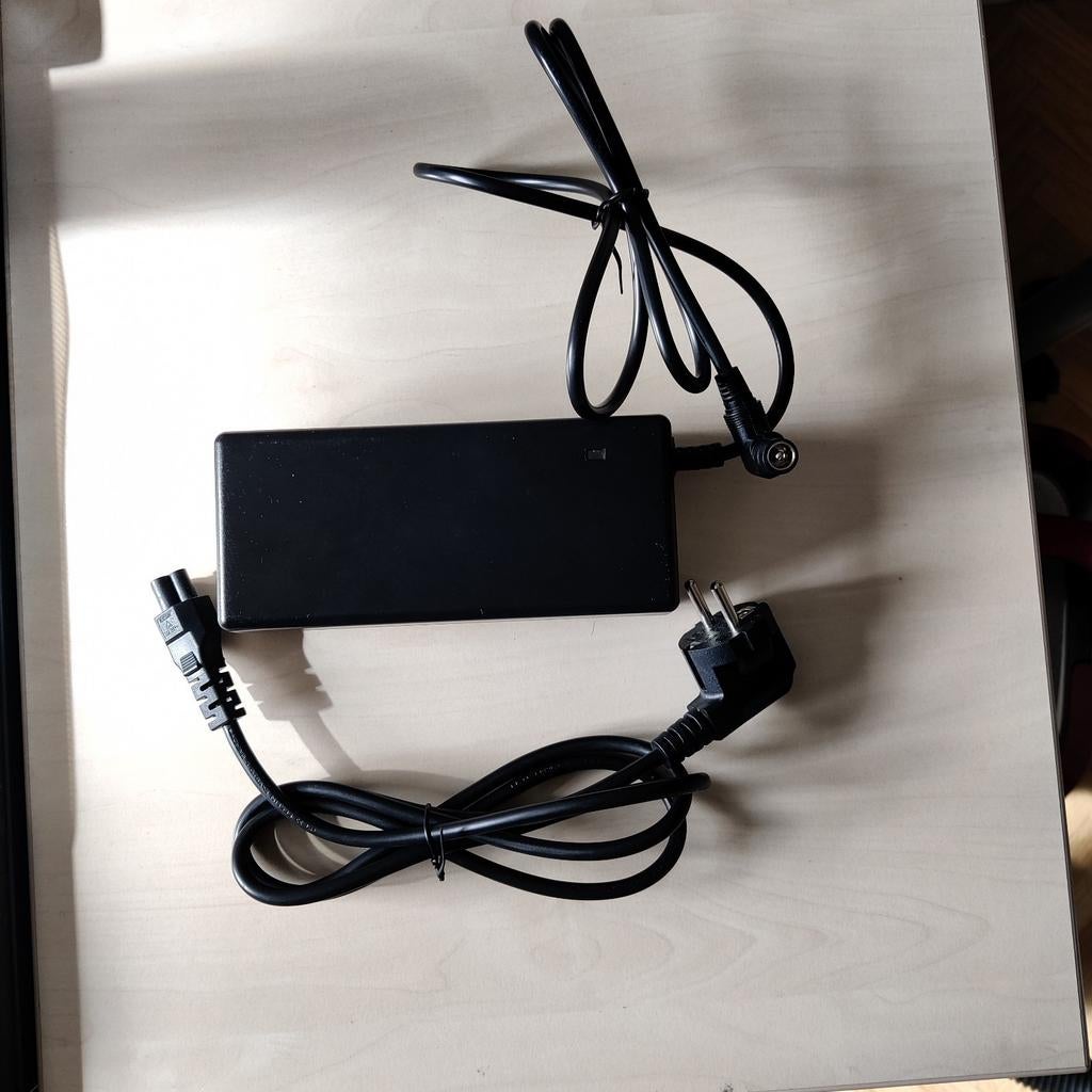 Batterijlader, Fietsen en Brommers, Ophalen of Verzenden, Zo goed als nieuw