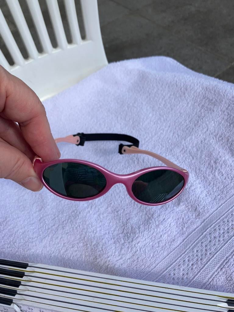 Lunettes de soleil roses pour tout-petits, Enfants & Bébés, Accessoires de mode pour bébé, Enlèvement ou Envoi, Comme neuf, Disney