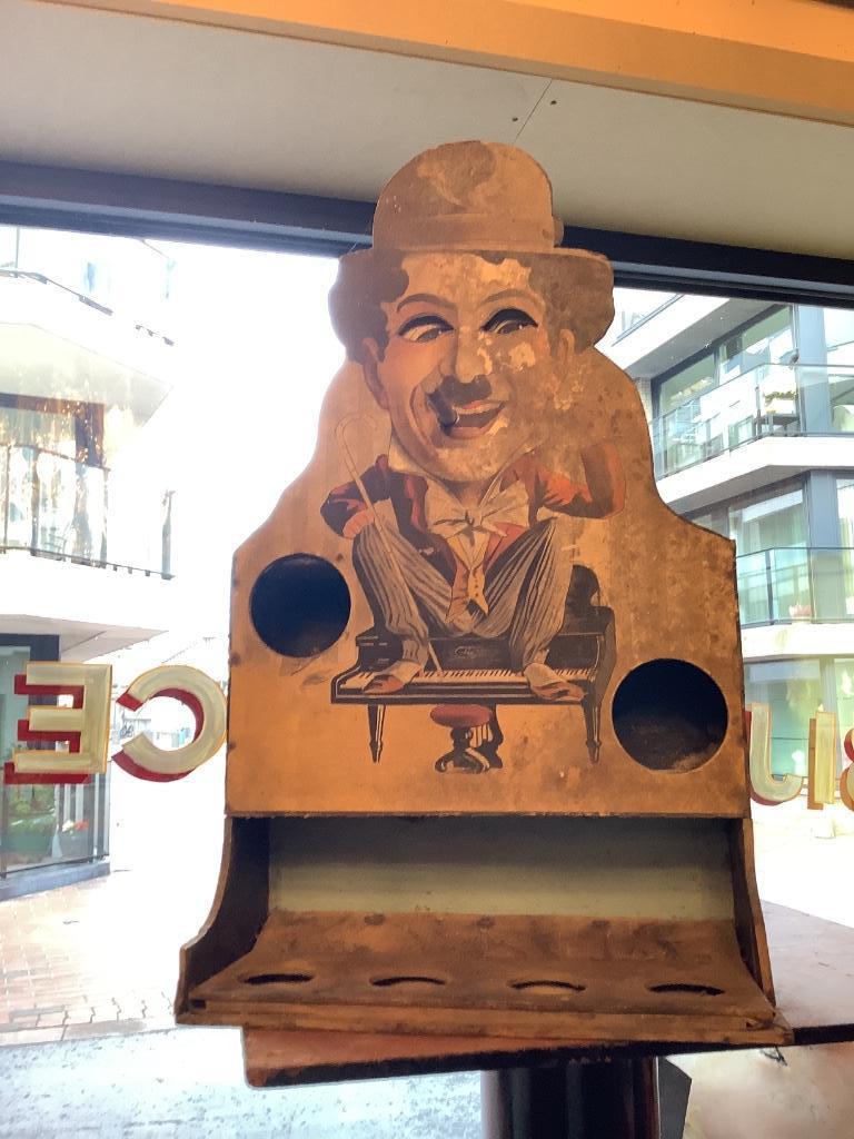 Charlie Chaplin 19 e eeuw !, Ophalen