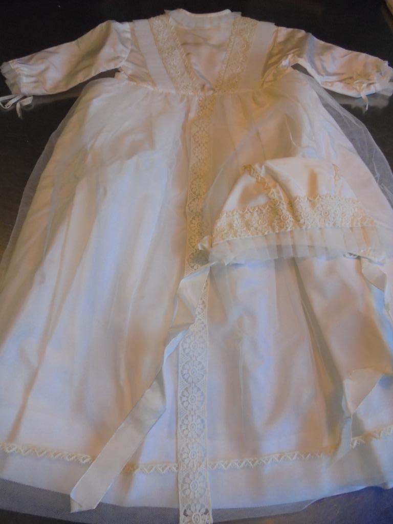 Ancienne robe de baptême avec casquette de 1957, Antiquités & Art, Enlèvement ou Envoi