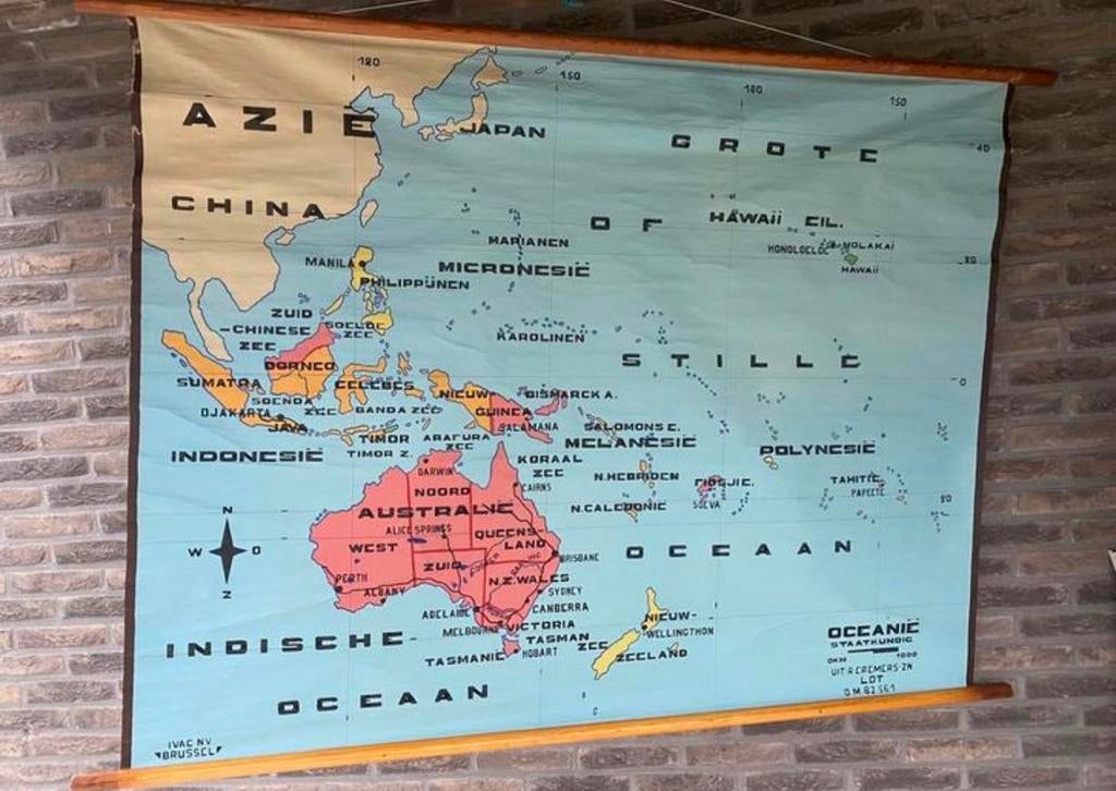 Oude schoolkaart op linnen Oceanië, Ophalen