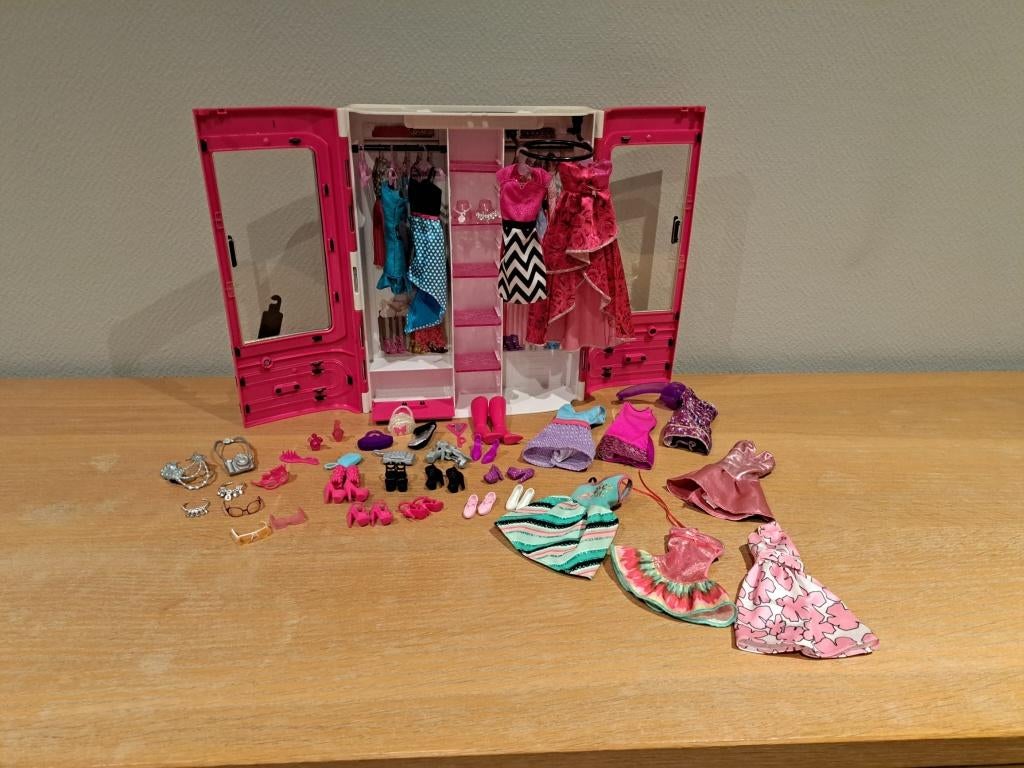 Barbie kleerkast, Kinderen en Baby's, Speelgoed | Poppen, Ophalen, Zo goed als nieuw, Barbie