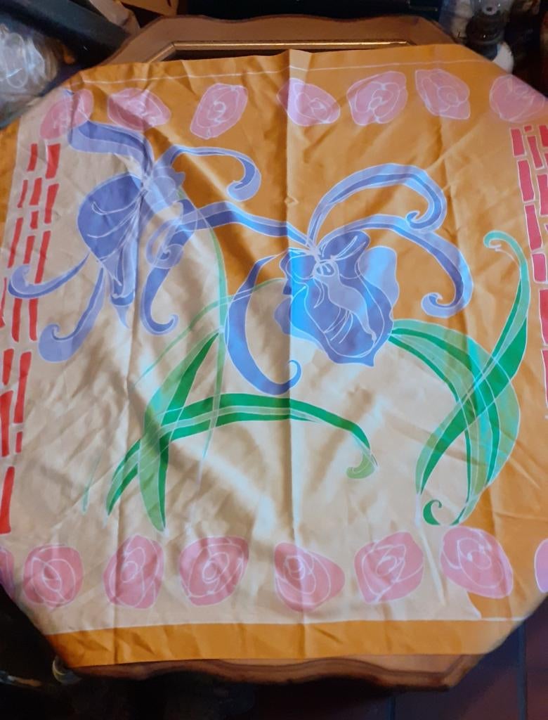 grand foulard carré couleur printanière, Enlèvement ou Envoi, Porté