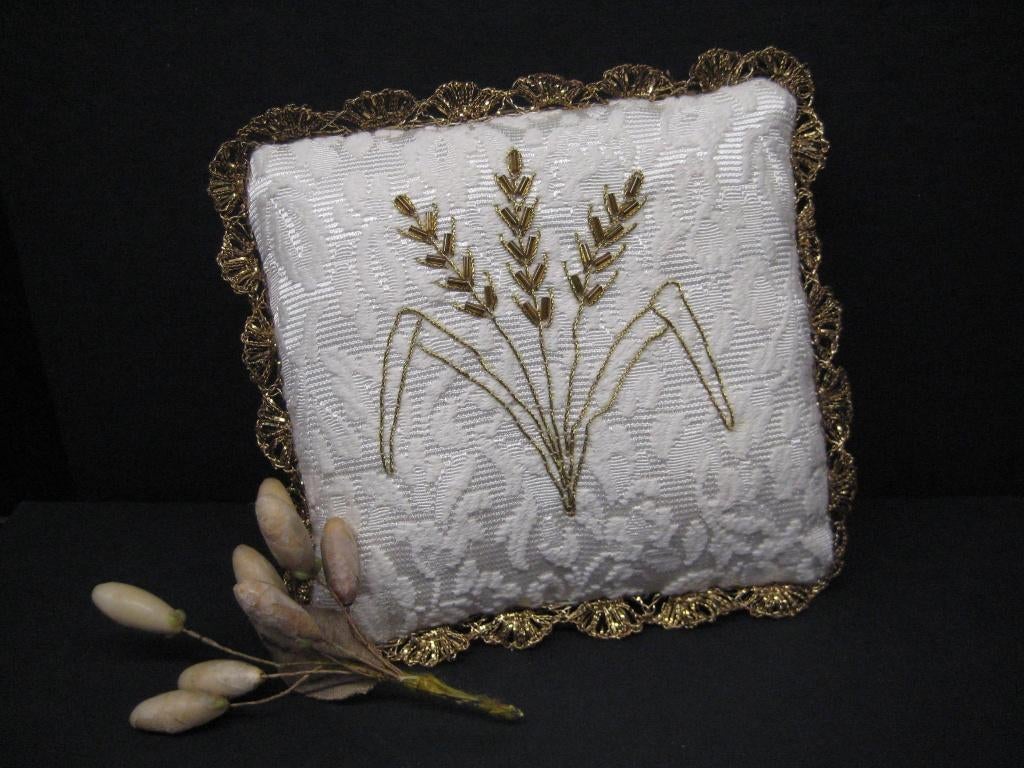 BROCANT KUSSENTJE MET WASBLOEMEN, Antiek en Kunst, Ophalen of Verzenden