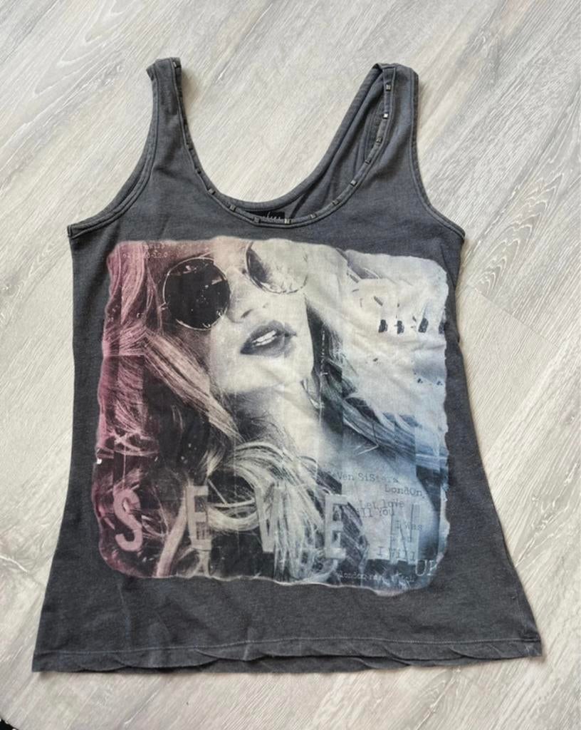 Grijs topje met gezicht Maat L, Kleding | Dames, Maat 42/44 (L), Ophalen of Verzenden, Zo goed als nieuw, Zonder mouw