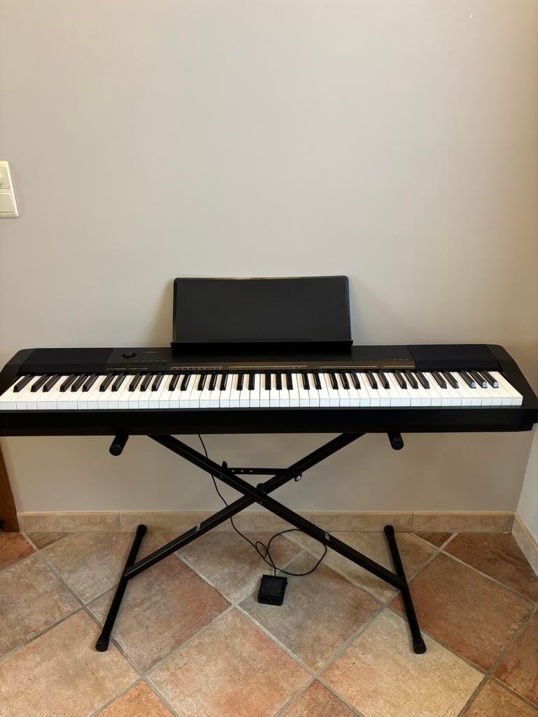 Piano + pedaal + pianostandaard, Muziek en Instrumenten, Keyboards, Zo goed als nieuw, Casio, Ophalen