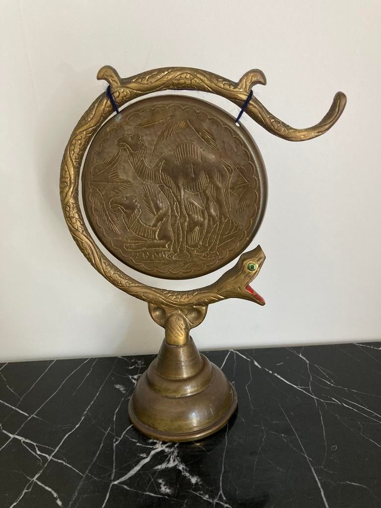 Gong arabe vintage en laiton motif serpent et chameaux, Antiquités & Art, Curiosités & Brocante, Enlèvement ou Envoi