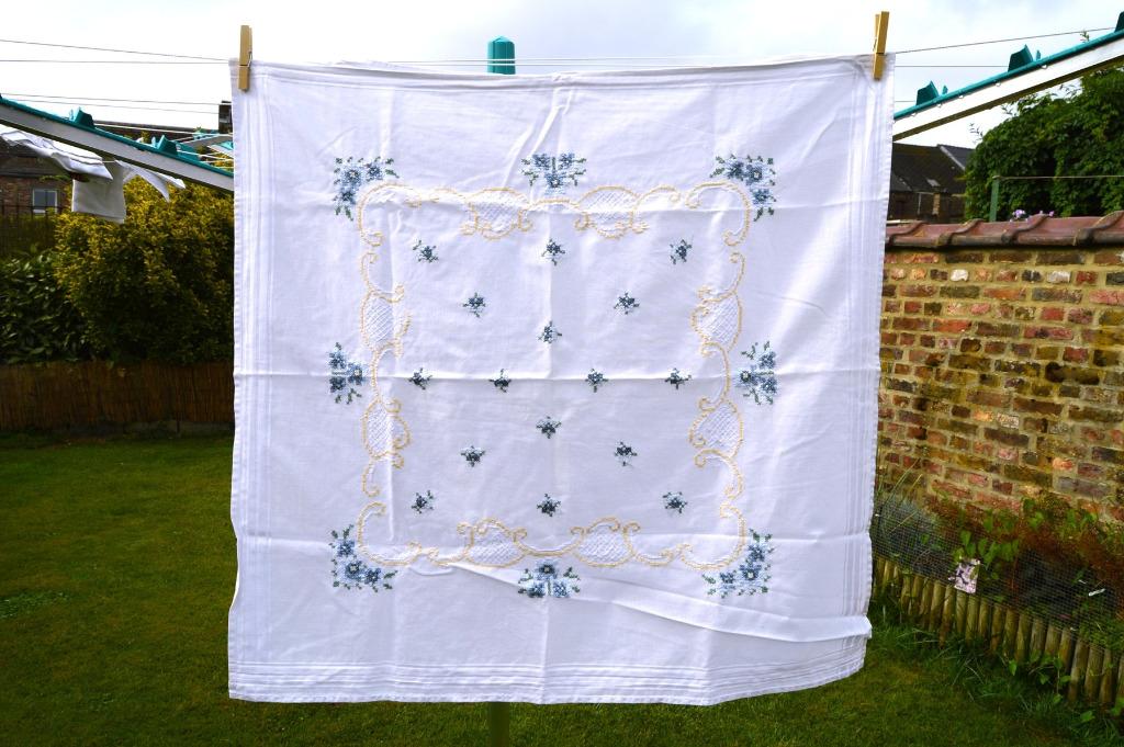 nappe blanche coton , carrée , 77/77 cm , brodé a la main, Enlèvement ou Envoi, Comme neuf, Carré, Intérieur