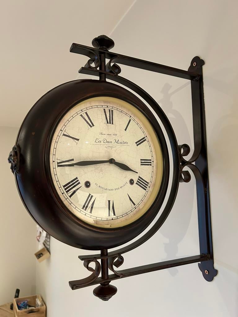 Wandklok retro in vol yzer, Huis en Inrichting, Woonaccessoires | Klokken, Ophalen, Zo goed als nieuw, Wandklok