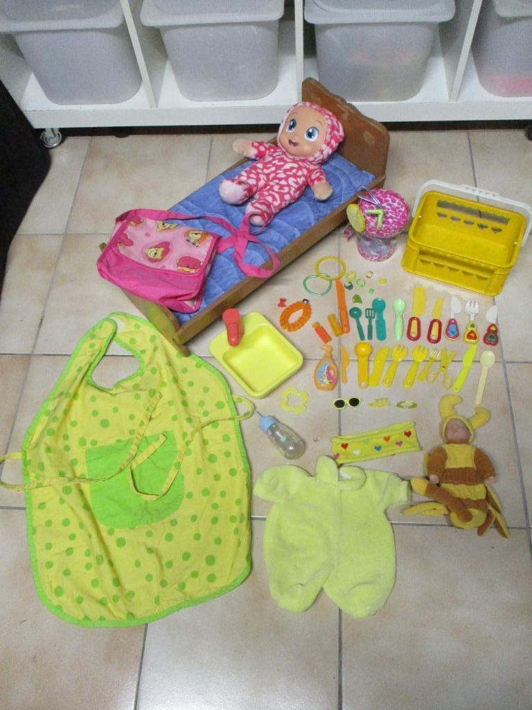 Pop met schommelbedje winkelmand eetgerei short tas enz., Ophalen of Verzenden, Gebruikt, Babypop