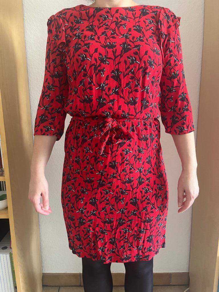 Robe rouge à fleurs noires, Rouge, Enlèvement, Porté, Au-dessus du genou