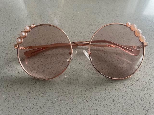 Guess zonnebril ronde glazen met parels ALS NIEUW, Handtassen en Accessoires, Ophalen of Verzenden, Zo goed als nieuw, Zonnebril