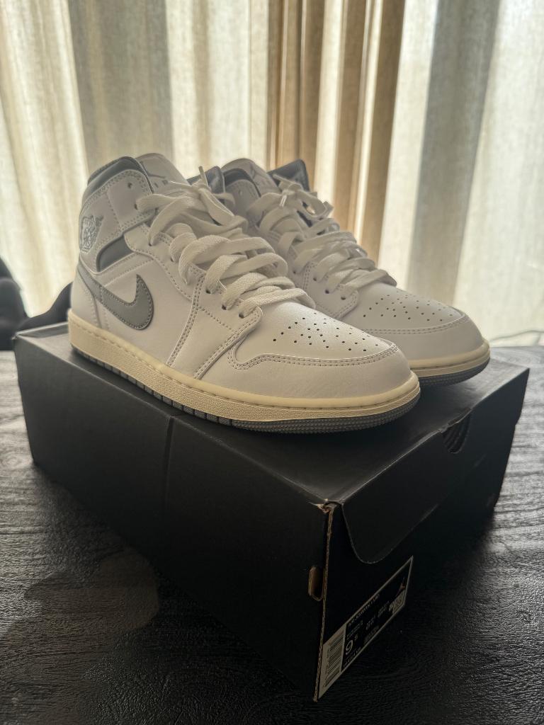 Jordan 1 Mid Nieuw in doos maat 43, Kleding | Heren, Schoenen, Wit, Nieuw, Ophalen of Verzenden, Sneakers