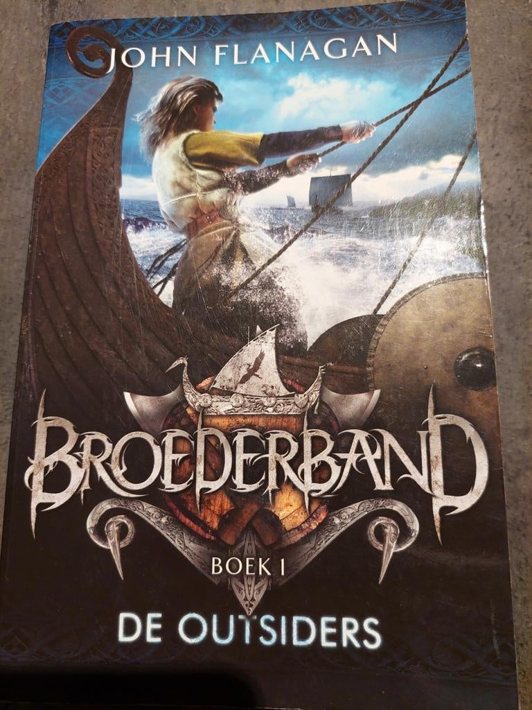 John Flanagan - De outsiders, Boeken, Ophalen of Verzenden, Zo goed als nieuw, John Flanagan