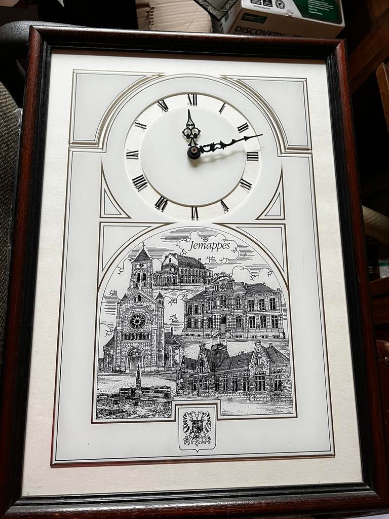 Horloge village de Jemappes, Comme neuf, Analogique, Horloge murale