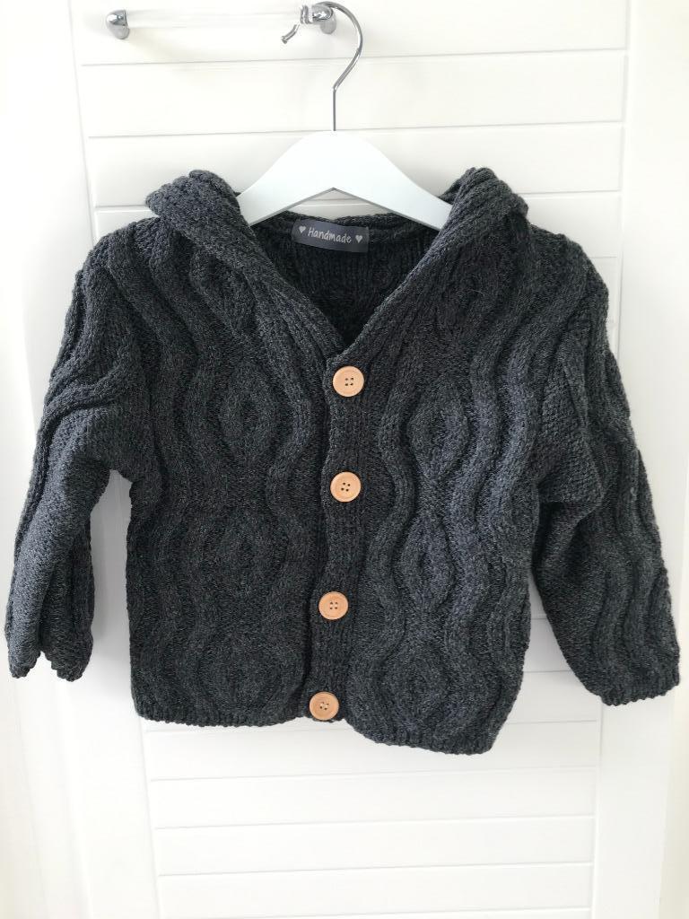 Nieuwe hand gebreide grijze vest met kabels 2 jaar, Neuf, Garçon ou Fille, Enlèvement ou Envoi, Pull ou Veste