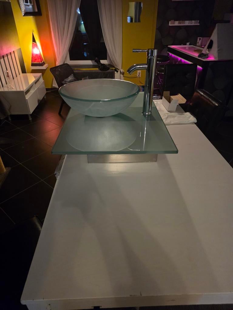 Vasque en verre neuf complète, Enlèvement