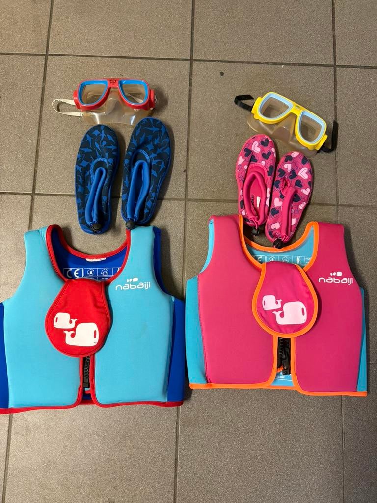 Zwemvesten , schoenen , duikbril, Kinderen en Baby's, Kinderkleding | Kinder-zwemkleding, Ophalen, Zo goed als nieuw, Zwemschoenen
