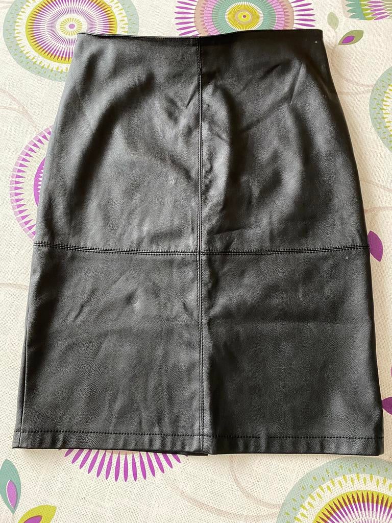 Jupe noire ONLY taille 36 cuir synthétique, Enlèvement ou Envoi