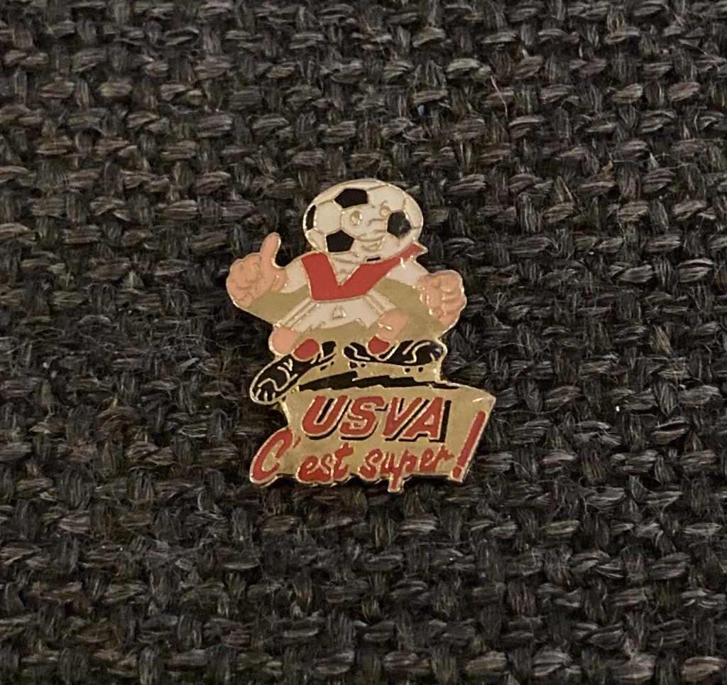 PIN - USVA - VOETBAL - FOOTBALL, Envoi, Utilisé, Sport, Insigne ou Pin's