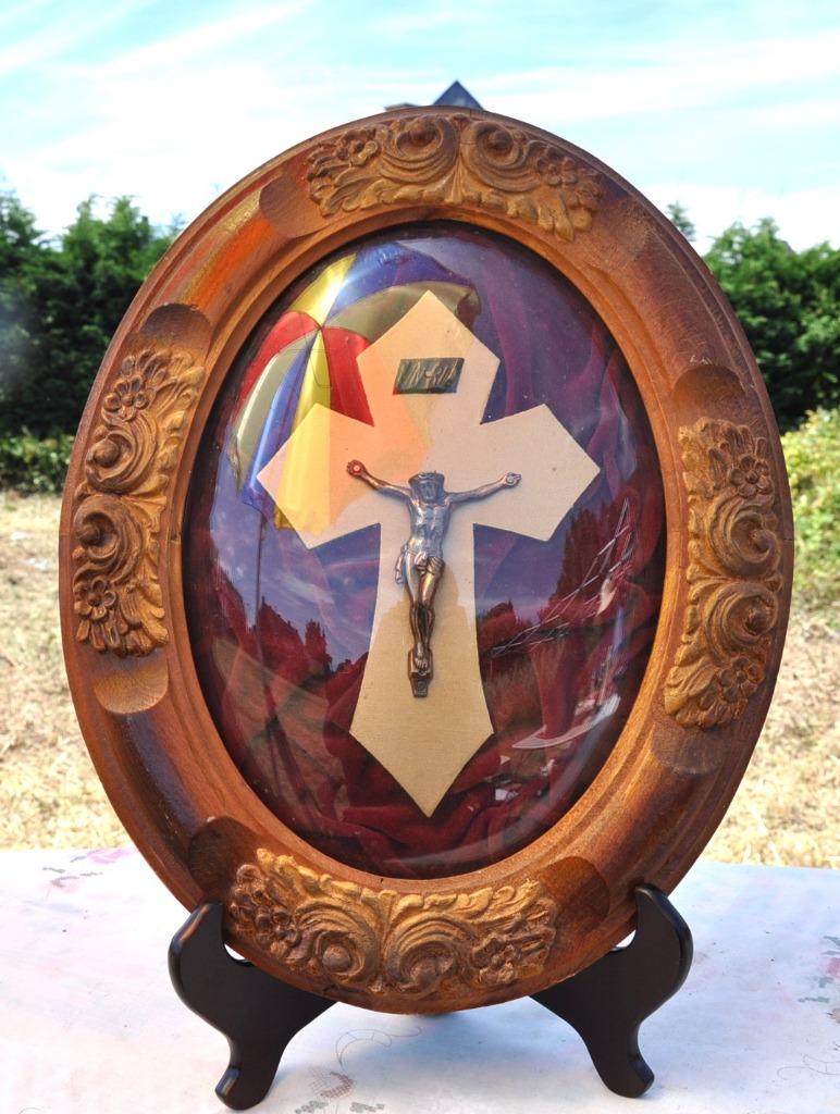 cadre bombé ovale bois sculpté et christ cuivre, Enlèvement ou Envoi