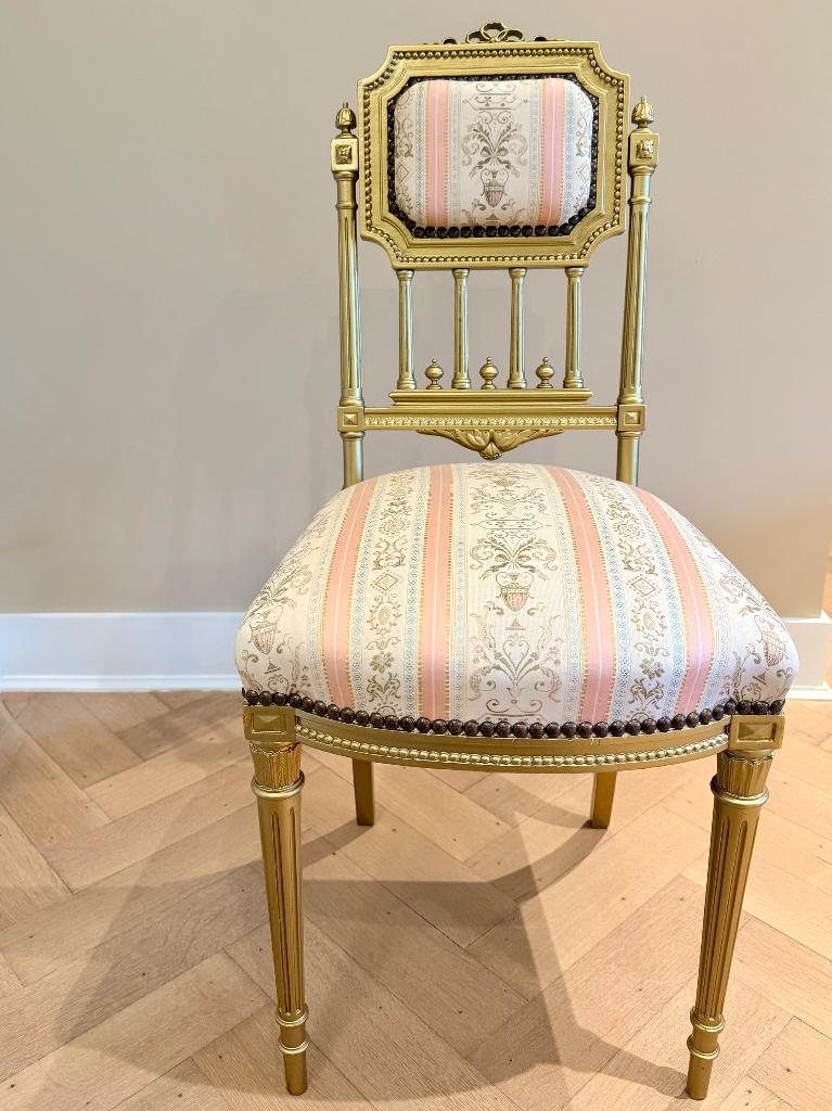 Élégante chaise Louis XVI dorée, revêtement élégant, Enlèvement