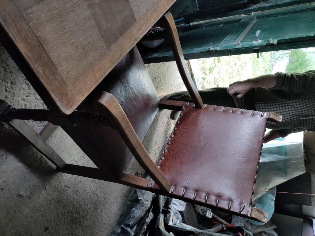 Table ancienne sculptée avec chaises de château, Enlèvement