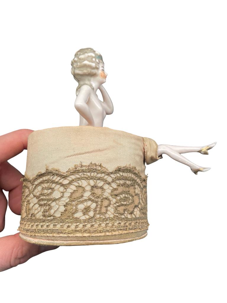 Boîte poudrier half doll en porcelaine Allemagne début XXe, Enlèvement ou Envoi