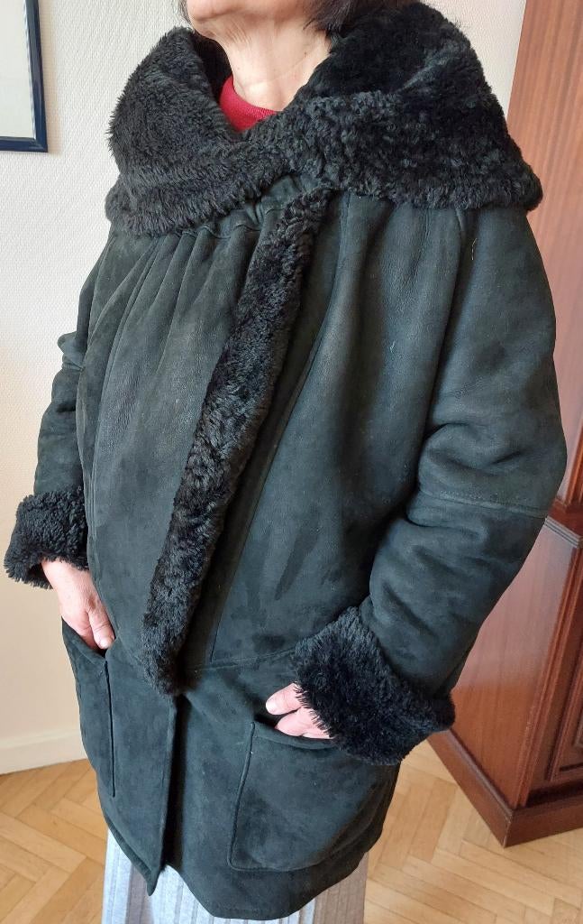 Zwarte jas van schapenvacht voor dames, Kleding | Dames, Jassen | Winter, Gedragen, Maat 42/44 (L), Zwart, Ophalen of Verzenden