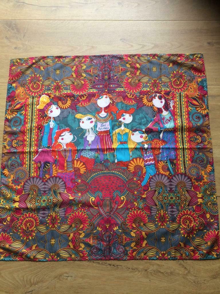 Sjaaltje Love Moschino 52x52 cm, Ophalen of Verzenden, Nieuw, Overige kleuren, Overige typen