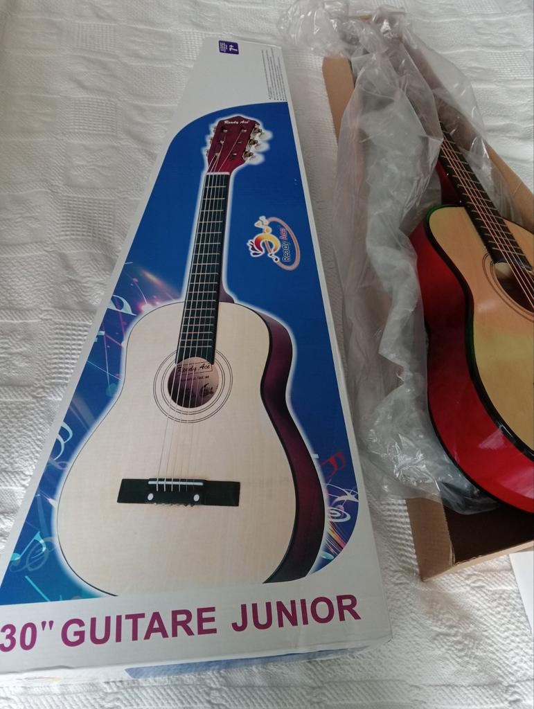 Guitare enfant, Enlèvement, Comme neuf