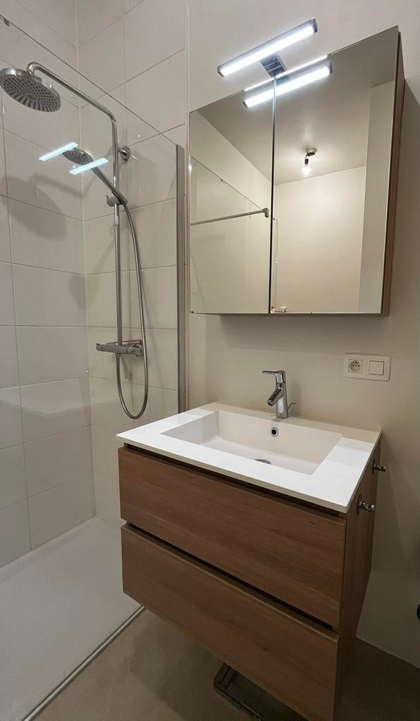 Meuble salle de bain+ armoire à glace _robinet + drain incl., Maison & Meubles, Salle de bain | Meubles de Salle de bain, Comme neuf