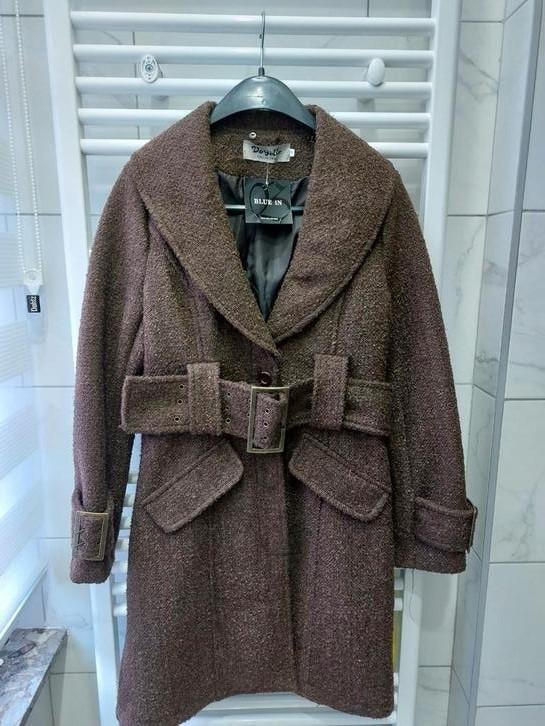Manteau dame  60% laine marron M neuf col pour 25 euros, Ophalen
