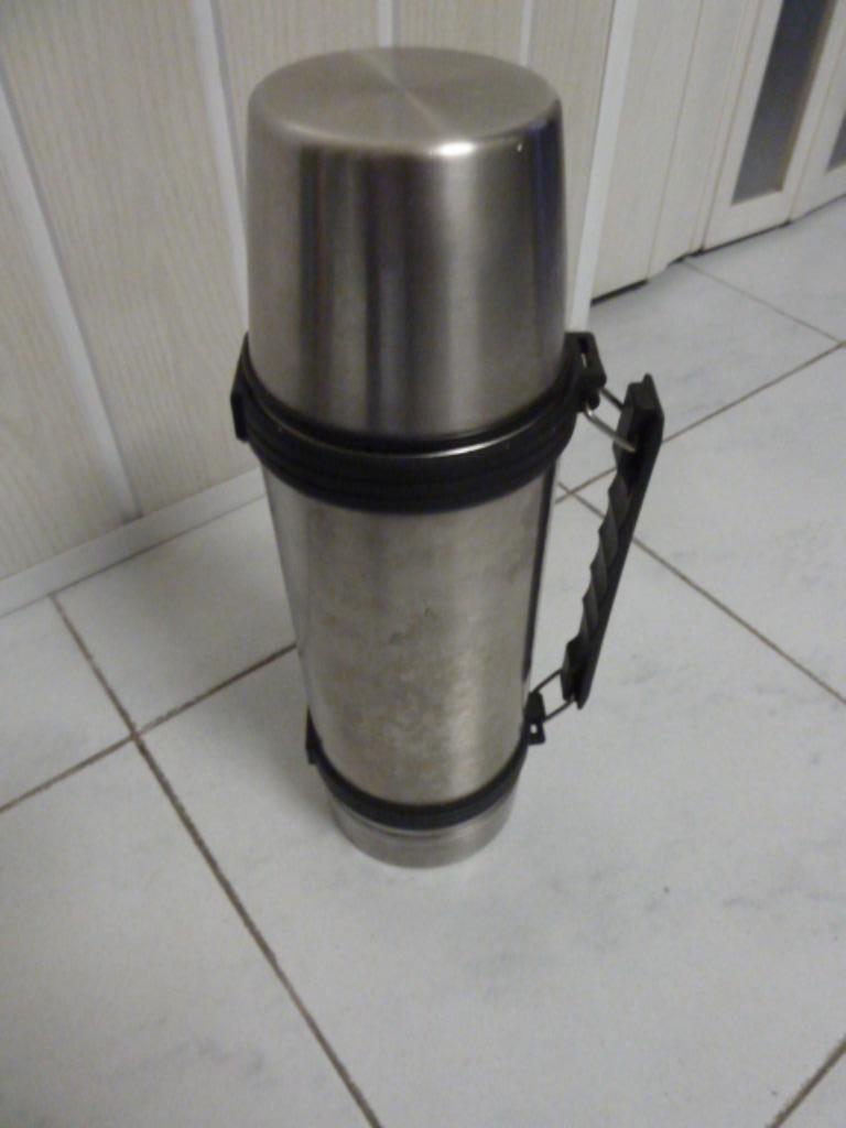 Thermos en acier inoxydable 1 litre avec tasse, Enlèvement, Comme neuf