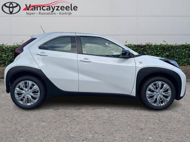 Toyota Aygo X play+cam+DAB+applecarplay+androidauto, Auto's, Toyota, 72 pk, Wit, Handgeschakeld, 5 deurs