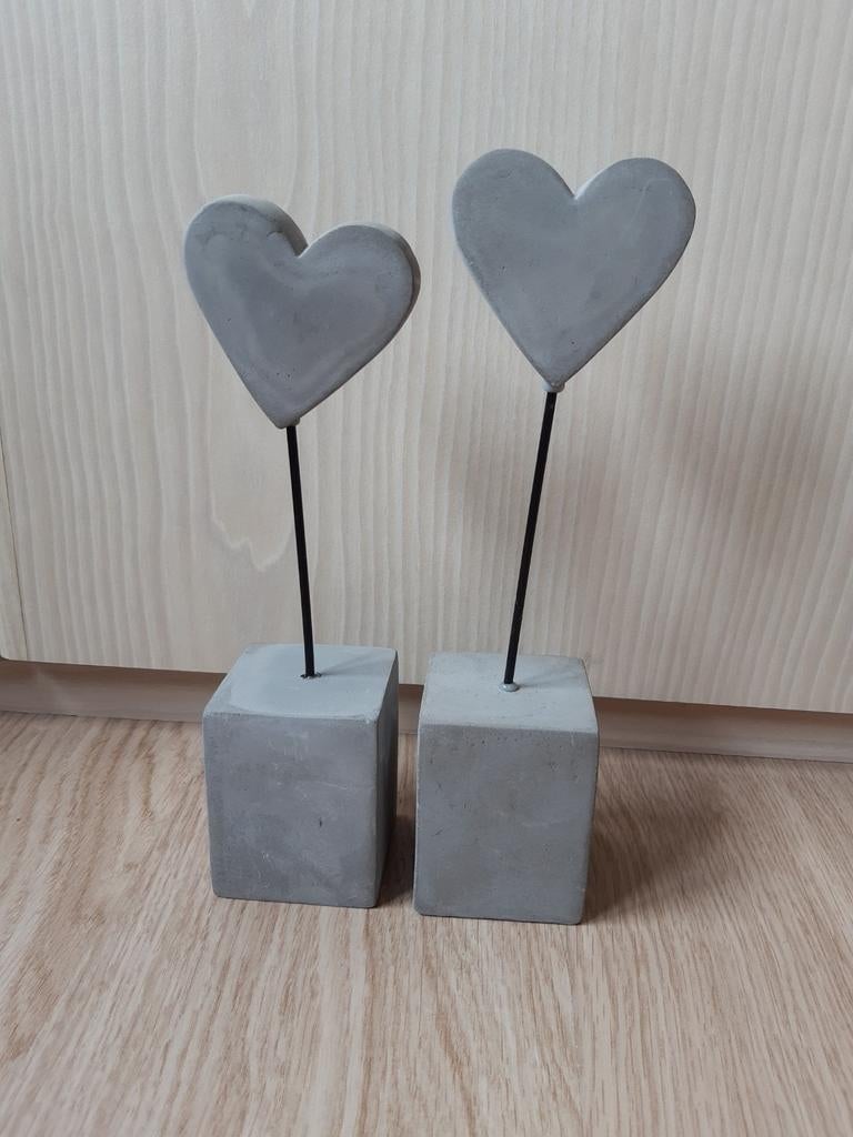Decoratie met 2 hartjes op een stenen schacht, Ophalen, Zo goed als nieuw