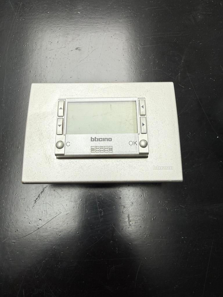 Thermostaat met Batterijen - 3 Modules Living, Ophalen of Verzenden, Zo goed als nieuw